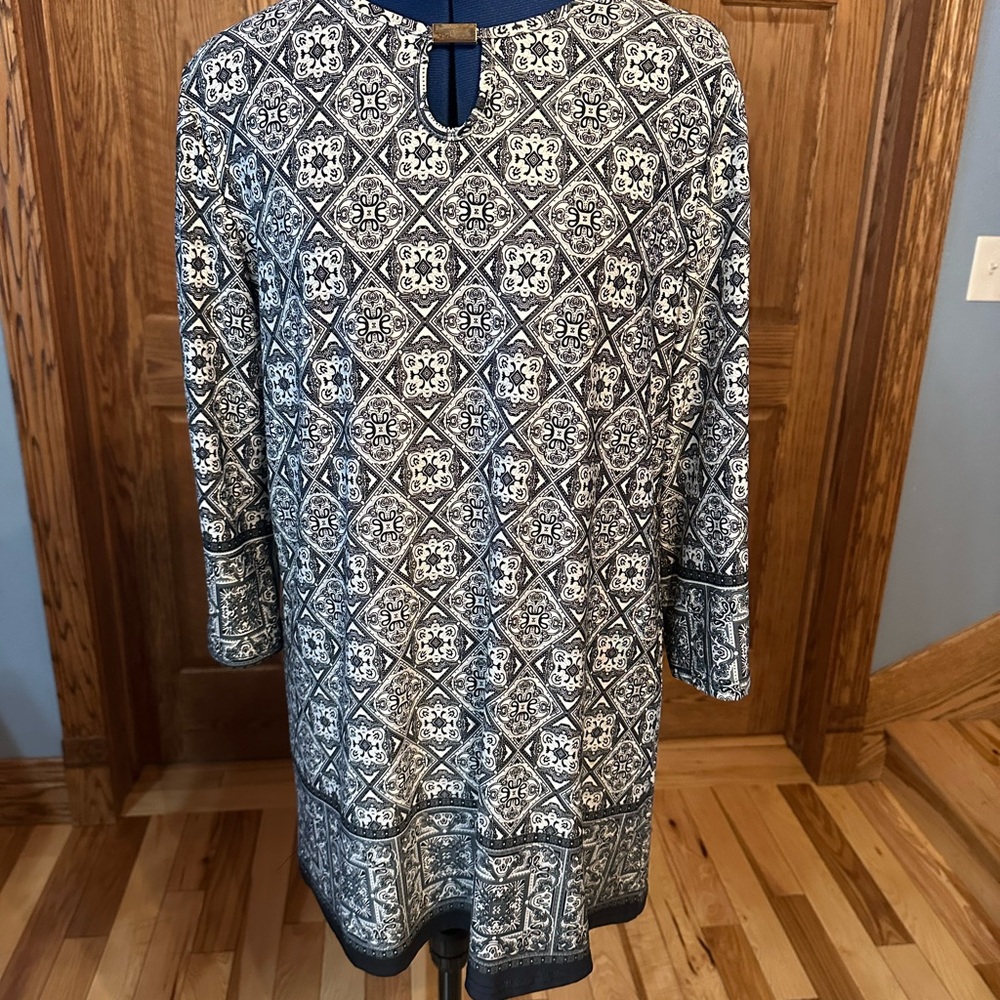 Gray and White Patterned Tunic Top